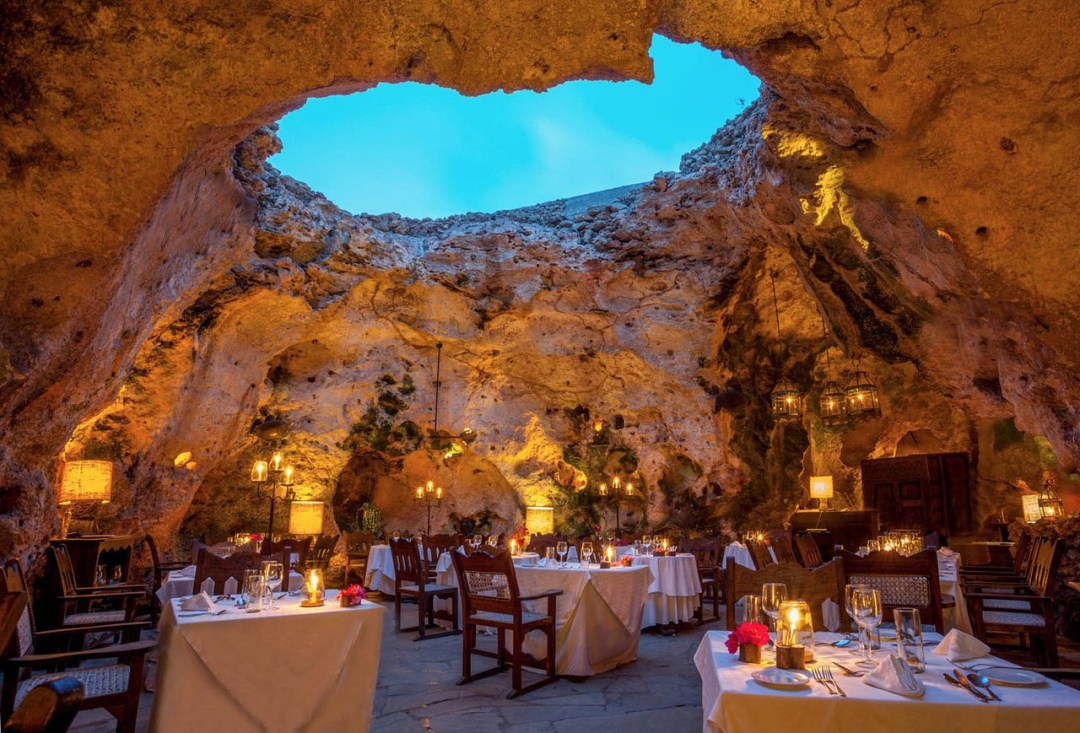 Picture of: Dine under an open sky – Bild von Ali Barbour’s Cave Restaurant