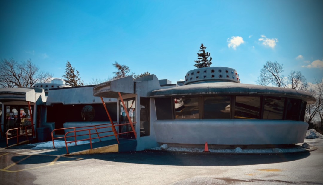 Picture of: Niagara&#;s iconic “Flying Saucer Restaurant” is turning  and to