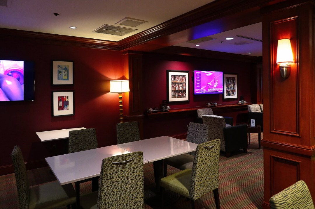 Picture of: The Cardinal Restaurant & Lounge in the Hilton Washington/Dulles
