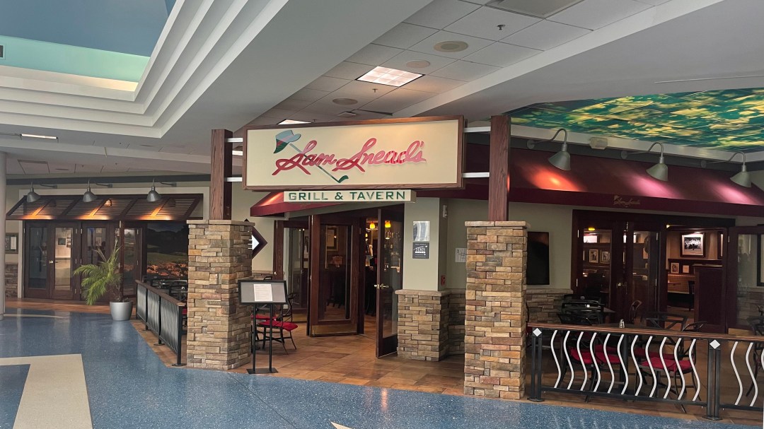 Picture of: Jacksonville airport’s Sam Snead’s restaurant closes after  years